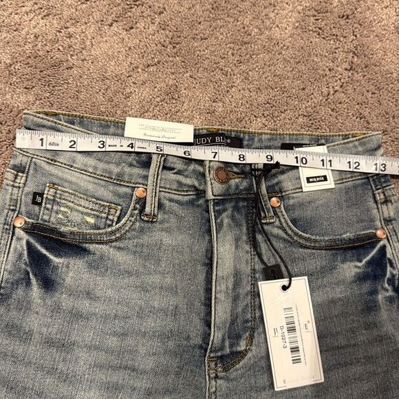 Judy blue! Tummy control mid rise wide leg crop with stretch!
3/26 - Picture 6 of 9